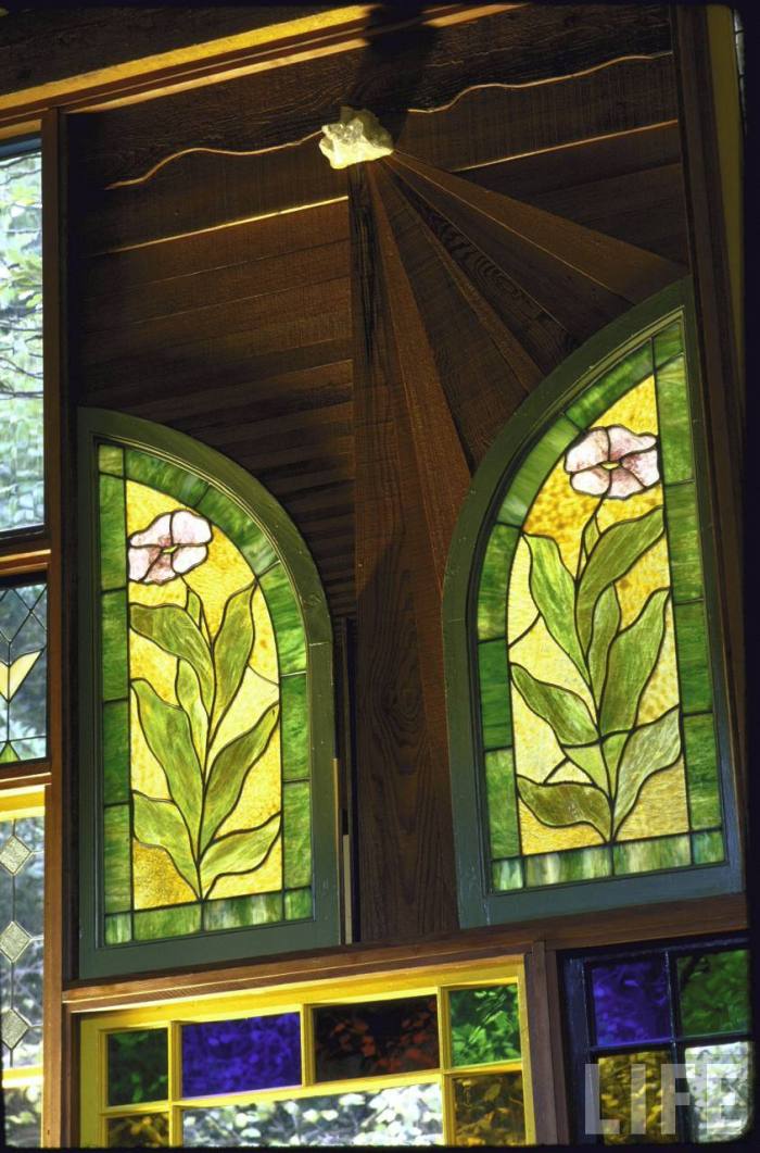 Home of art director John Holmes, designed by William Kirsch, is made entirely from used parts incl. 85 stained glass windows. Here, a chunk of quartz above two stained glass panels, which serves as the contractor's signature.
