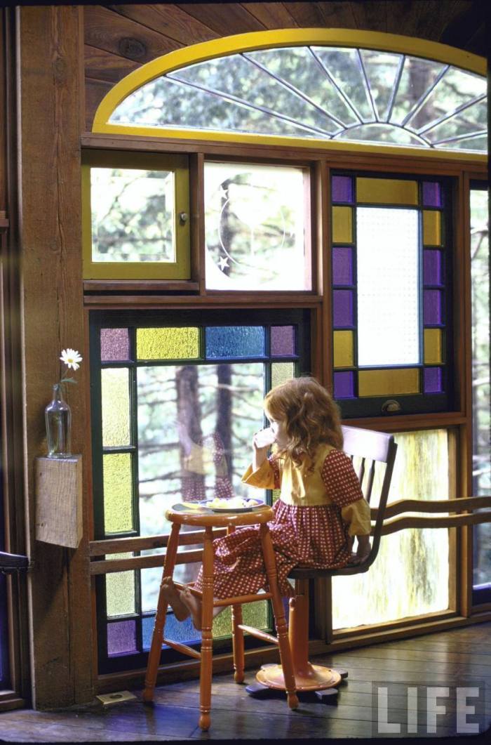  Here, Holmes' daughter Tavia enjoys lunch by her favorite window.